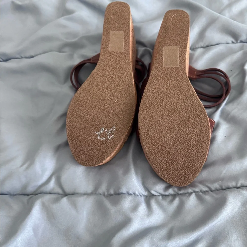 Elegant Brown Strappy Sandals - Picture 4 of 6